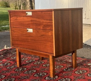 Vintage Mid-century modern 1960s Bassett Large Walnut Nightstand EUC - Picture 1 of 10