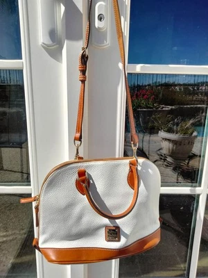 Cartera Cartera Dooney and Bourke blanca con cremallera y cremallera Foto 1 de 4