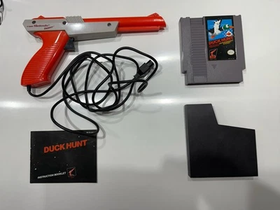 Nintendo NES Zapper Light Gun (1985) – Orange/Grey – And Duck Hunt game - Image 1 of 4
