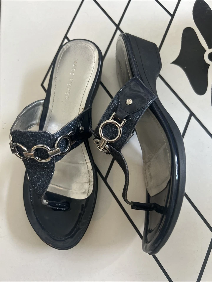 Marc Fisher Alynda Negro Correa en T Brillo Plateado Ornamental Tacón de Cuña Talla 8.5 Foto 1 de 4