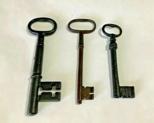 Lot of 3 Old Vintage Large Solid Iron Metal Skeleton Keys Wall Decor - Picture 1 of 4