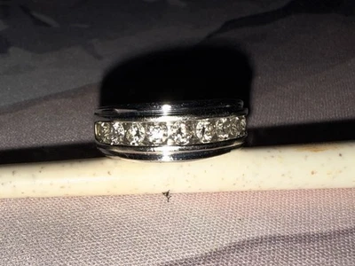 Alianza para hombre de oro blanco de 9 diamantes talla 9  Foto 1 de 4