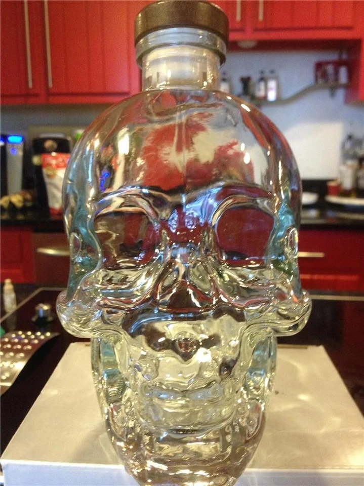Calavera de cristal de vodka con cabeza de cristal (vacía) Foto 1 de 1