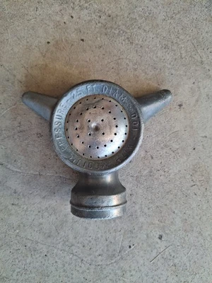 Aspersor de manguera de jardín de aluminio fundido vintage con orejas Thompson Mfg. Co 25 ft Foto 1 de 3