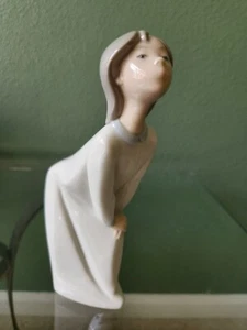NAO Lladro Porcelain Figurine #69 Girl Kissing Leaning Over - Retired 1972 Mint! - Picture 1 of 8