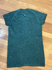 Lululemon Women’s 6 Blue Swiftly T-shirt U1 - Picture 1 of 5