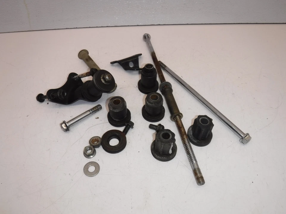 Honda V45 Sabre 1983 motor montaje motor soportes pernos juego de piezas lote de piezas goma Foto 1 de 4