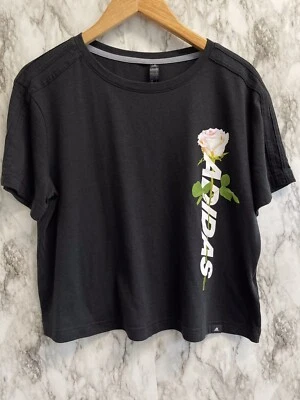 Camiseta Adidas Para Mujer M Work In Progress Floral Essentials Negra Calce Cuadrado Corta Foto 1 de 4