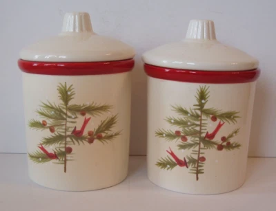 Dos velas navideñas cardinales canela con sello en recipientes de cerámica con tapas Foto 1 de 4