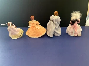 Lote De Colección De 4 Muñecas Artesanas Miniatura Victorianas Vestidas Casa De Muñecas En Muy Buena Condición - Imagen 1 de 10