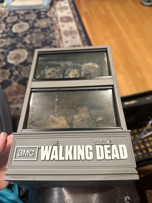 The Walking Dead Season 3 Limited Edition Blu Ray 5 Disc & Zombie Head Fish Tank Foto 1 de 4