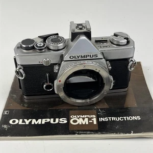 Olympus OM-1n MD analoge Spiegelreflexkamera silber 35 mm Gehäuse – funktioniert aber Fehlteile - Bild 1 von 13