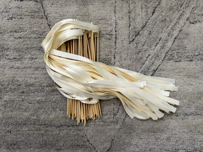 Lote de 57 varitas de boda marfil Foto 1 de 2