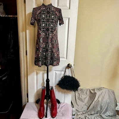 Mini Vestido BCBG Generation Motivo Floral Cuello Simulado S/S Elastizado XS Foto 1 de 4