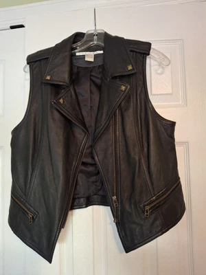 Chaleco de cuero negro Rezrekshn con tachuelas de bronce talla grande Foto 1 de 4