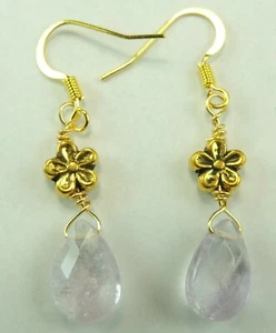 Flieder Amethyst Träne Ohrring mit goldfarbenen Blumen Handarbeit Schmuck - Bild 1 von 1