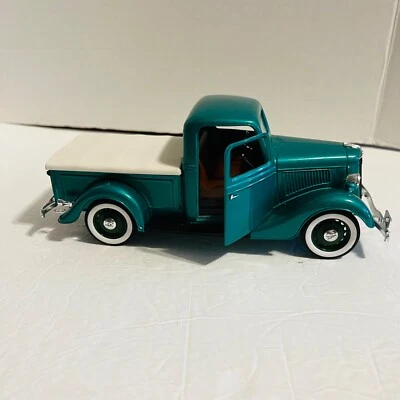 Camioneta pickup Ford V-8 1936 Solido 1:19 diecast metal verde oscuro blanco neumático de pared Foto 1 de 4