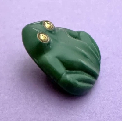 Botón de vidrio vintage - Rana verde realista con ojos dorados - Hermoso acabado satinado Foto 1 de 3