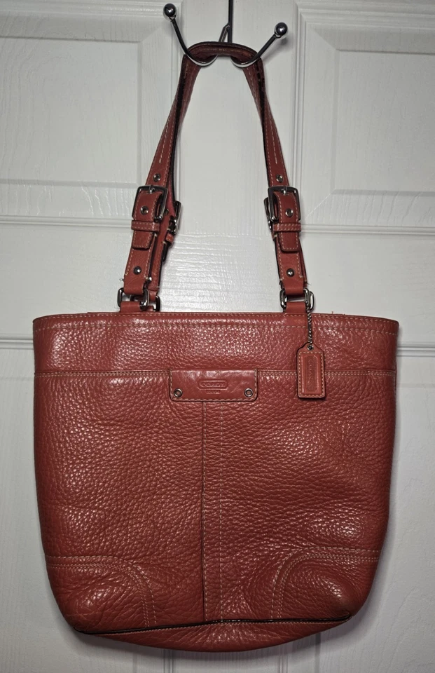 Bolso de mano Coach Hamilton de colección de cuero granulado salmón usado Foto 1 de 4