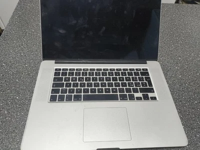 Apple MacBook Pro 15,4" 256GB SSD, Intel Core i7, 8gb RAM A1398 Emc 2512 - Immagine 1 di 4