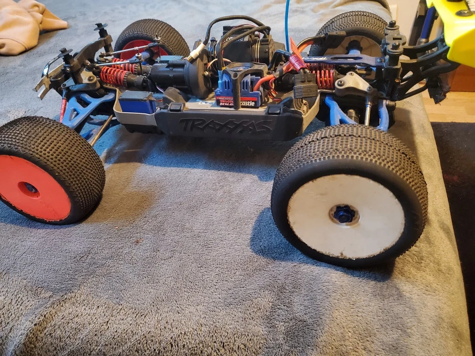 Traxxas E-revo 1/8 ... - Photo 1/3