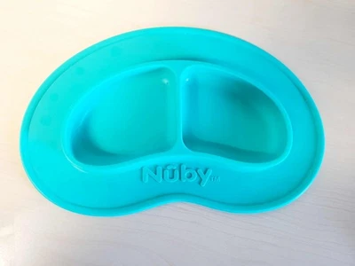 Bandeja de plato de bebé Nuby de silicona con agarre seguro de 2 secciones plato alfombra de alimentación para niños verde azulado Foto 1 de 4