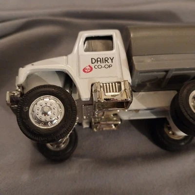 Ertl  1/64   Dairy  co-op  milk   tanker,   nodamages - Image 1 of 4