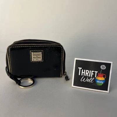 Cartera monedero/tarjeta Dooney & Bourke 1975 con cremallera alrededor negra con detalles dorados USADA Foto 1 de 4