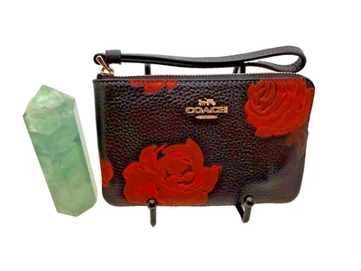 Muñequera Share Coach con cremallera en esquina con estampado floral rosa roja, cuero granulado. Nuevo con etiquetas Foto 1 de 4