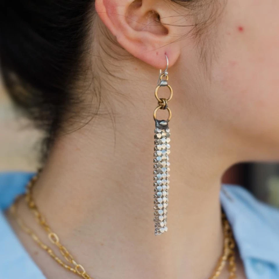 Pendientes Mikal Winn Free People de malla de metal y plata mezclados Foto 1 de 3