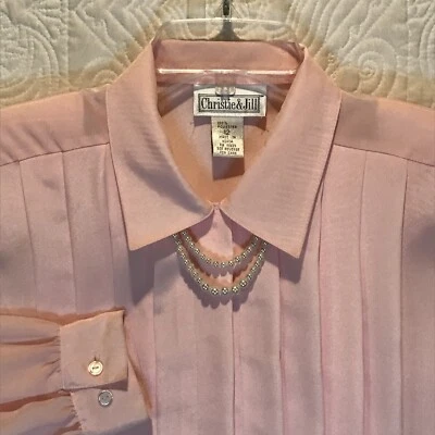 Blusa vintage Christie Jill Secretary rosa plisada con perla talla 12 abotonada Foto 1 de 4