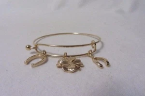 BRACCIALE AVON JEWELRY WISH ME LUCK CHARMS 3 PORTAFORTUNA NUOVO IN SCATOLA - Foto 1 di 2