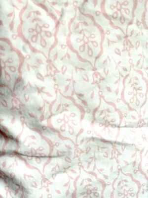 Sábana ajustable Pottery Barn Kids rosa blanco algodón orgánico tamaño cuna Foto 1 de 3