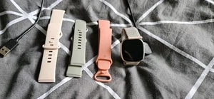 Fitbit Versa 3 mit Wechselarmbändern - Bild 1 von 3