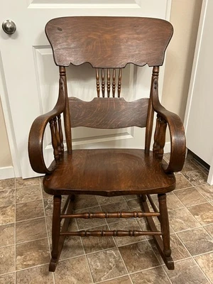Mecedora antigua de nogal con brazos de madera curvada, inserciones de husillo en respaldo curvo Foto 1 de 4