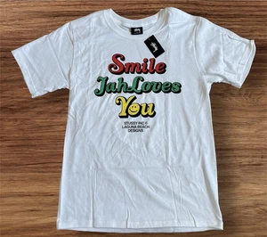 Stussy Herren T-Shirt Smile Jah Loves You Gr. S Weiß Rasta 420 Neu mit Etikett - Bild 1 von 8
