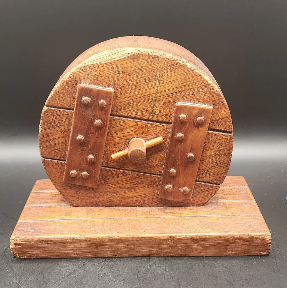 Escultura de arte popular de barril de madera tallada a mano firmada por Bob Funk 1937 de colección Foto 1 de 4