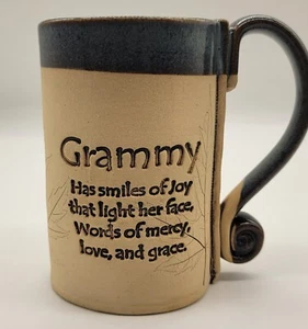 "Grammy" Handarbeit KUNSTKERAMIK TASSE unglasiert außen blaue Glasur innen geschnitztes Blatt - Bild 1 von 7