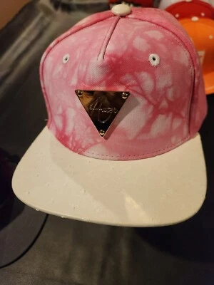 Sombrero HATER Rosa Tie Dye Ala de Avestruz Snapback Emblema Dorado Foto 1 de 3