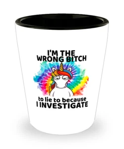 Divertido Vidrio Disparo UNICORNIO, Im The Wrong Bitch To Lie To Because I Investigue - Imagen 1 de 1