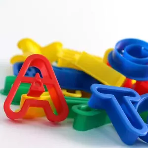 Taglierine in plastica con lettera maiuscola alfabeto confezione da 26 argilla - Foto 1 di 4