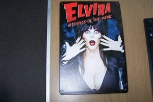 Insegna Latta Metallo Elvira Mistress of the Dark Horror Movie 8" x 12" NUOVA in Confezione - Foto 1 di 3