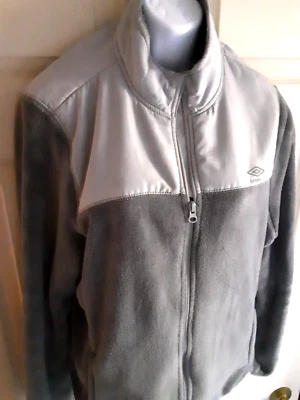 Chaqueta Abrigo Umbro Mujer Cremallera Completa Reflectante Polar Talla XL Gris Usada en Excelente Condición Suave Foto 1 de 4