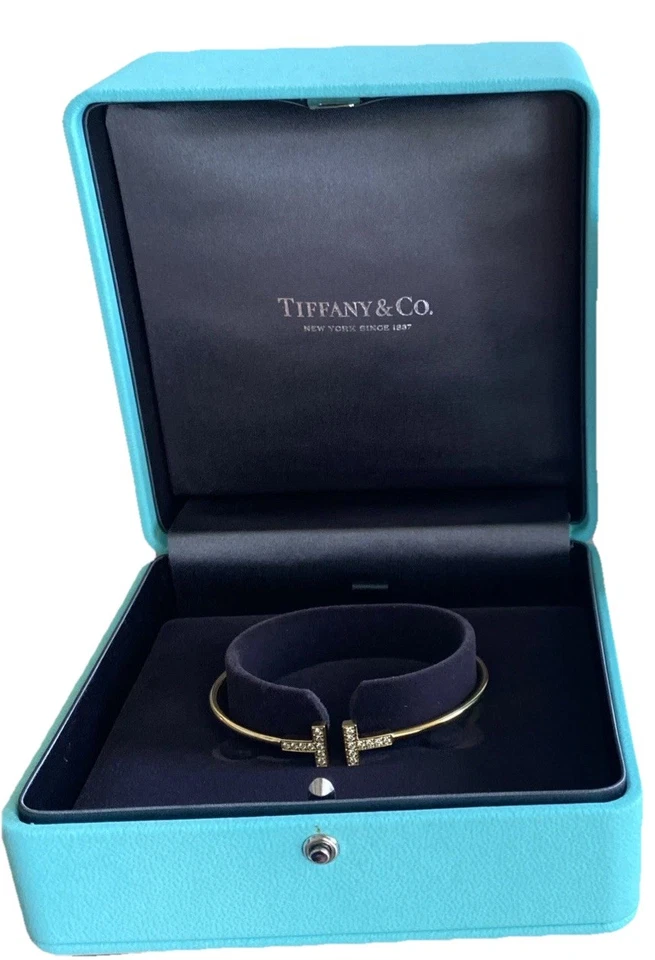 Brazalete de alambre de diamantes Tiffany & Co. T de oro amarillo de 18 quilates tamaño grande 0,24 quilates  Foto 1 de 4