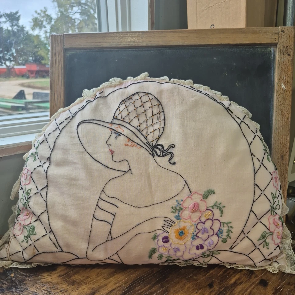 Almohada Shillotte vintage de encaje con volantes bordados aleta dama, ramo y floral  Foto 1 de 4