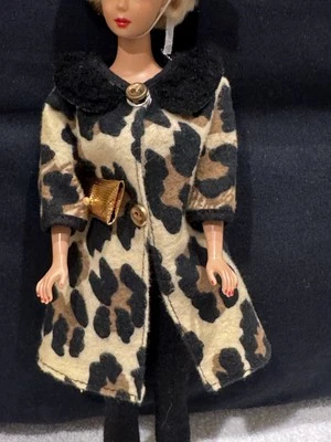 Abrigo de muñeca Barbie vintage clon o más grande estampado animal bolsa dorada de gran tamaño sin muñeca Foto 1 de 4