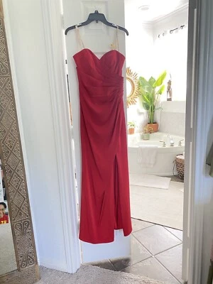 Vestido de graduación Faviana rojo sin tirantes usado solo una vez en perfecto estado. Foto 1 de 4
