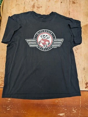 Camiseta masculina vintage Wisconsin Badgers extra grande preta ponto único EUA Bucky - Imagem 1 de 4