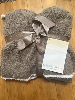 Barefoot Dreams Acogedor Chic Rib Trim Color Musgo y Blanco Foto 1 de 3