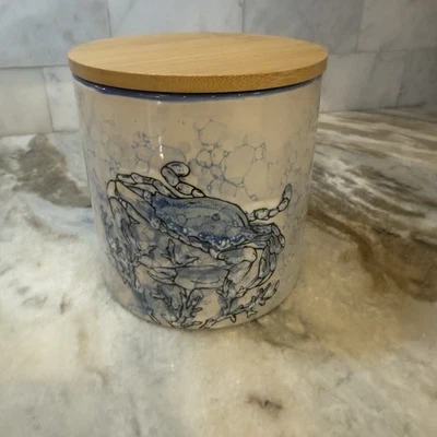 Spectrum Designz Chesapeake Bay Cangrejo Azul 5" Bote de Cerámica con Tapa de Madera Nuevo Foto 1 de 4
